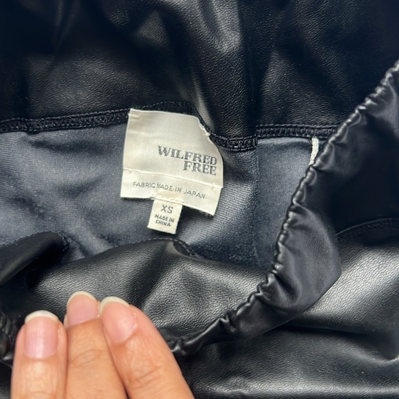 Aritzia, Wilfred, free, skin tight leggings in size extra small - Picture 3 of 5